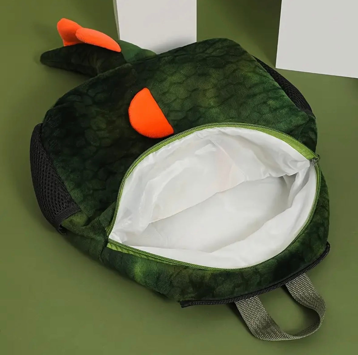 Mochila de peluche con capucha de dinosaurio