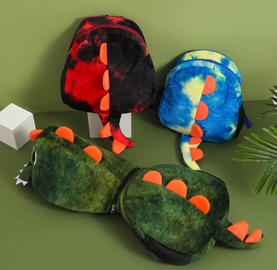 Mochila de peluche con capucha de dinosaurio