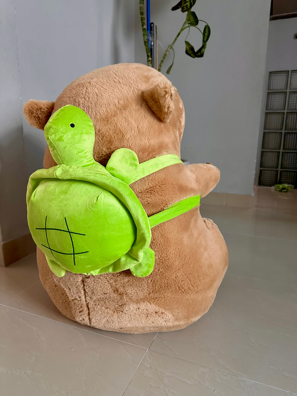 Capibara de peluche 80 cm con mochila de tortuga Nacional S-C/GTE