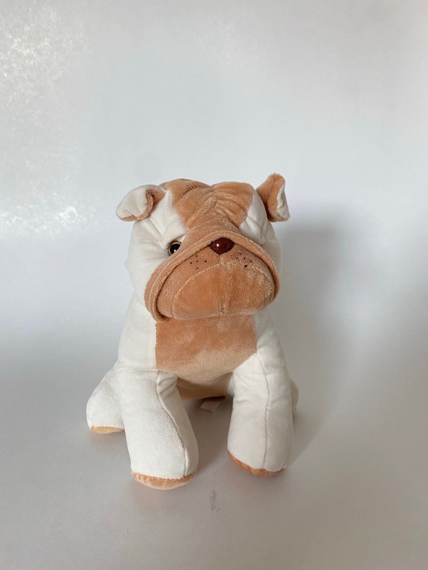 Perro Bulldog de peluche 23 cm