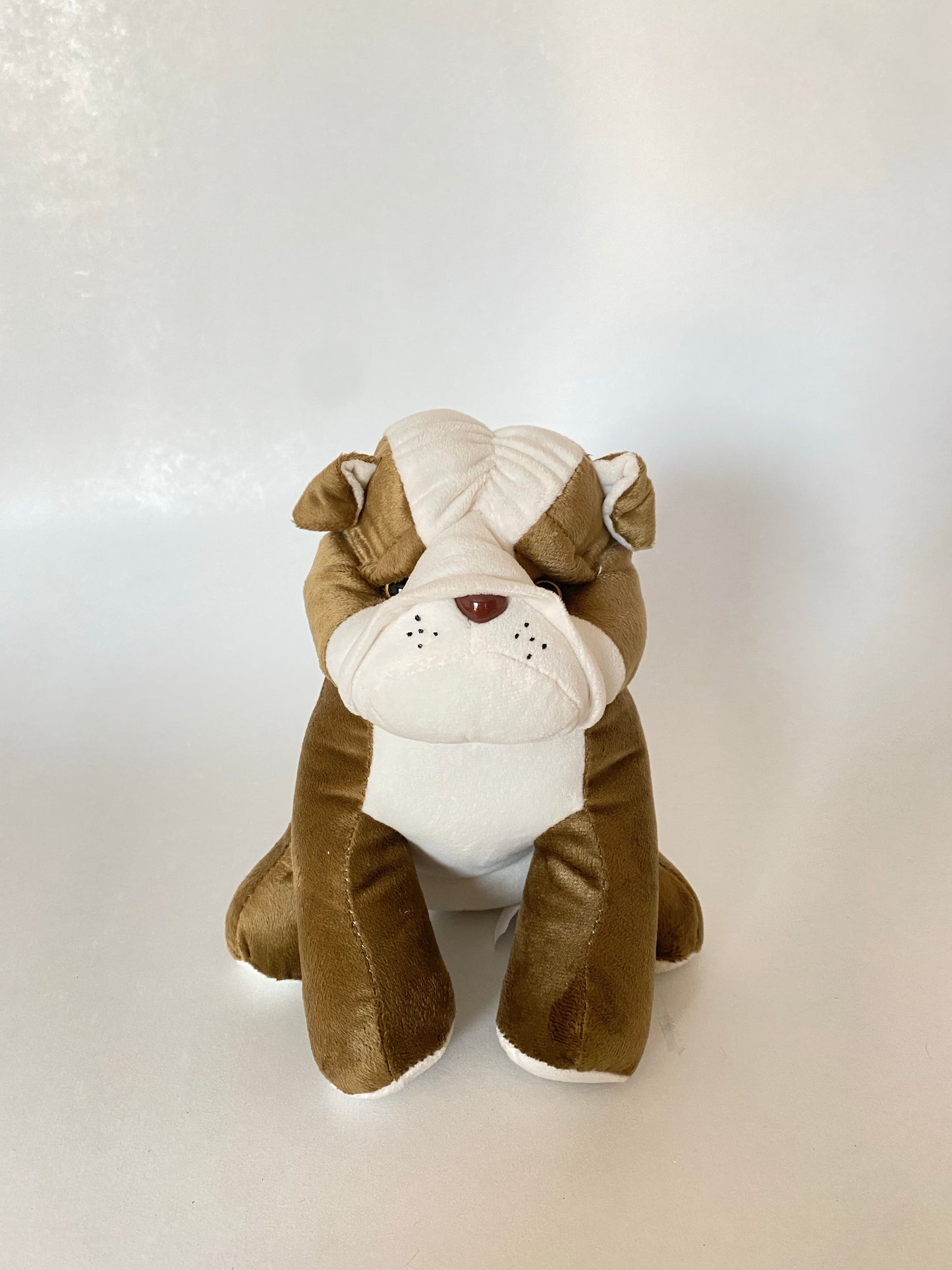 Perro Bulldog de peluche 23 cm